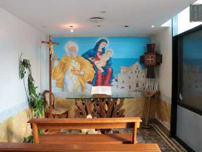 L�interno � una piccola stanza occupata quasi interamente da una fila di panche in legno. La parete di fronte ai sedili � coperta da un affresco moderno in cui spiccano i simboli della citt� di Bari: il mare, San Nicola e la Cattedrale, oltre a una Madonna col Bambino posta al centro